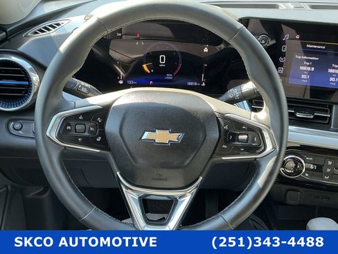 Used 2025 Chevrolet Trax LT w/ LT Convenience Package image 18