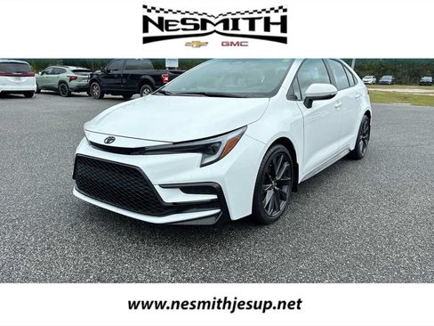 Used 2025 Toyota Corolla SE FWD image 1