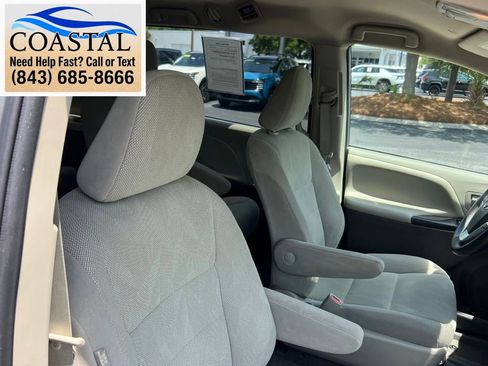 Used 2020 Toyota Sienna L FWD image 25