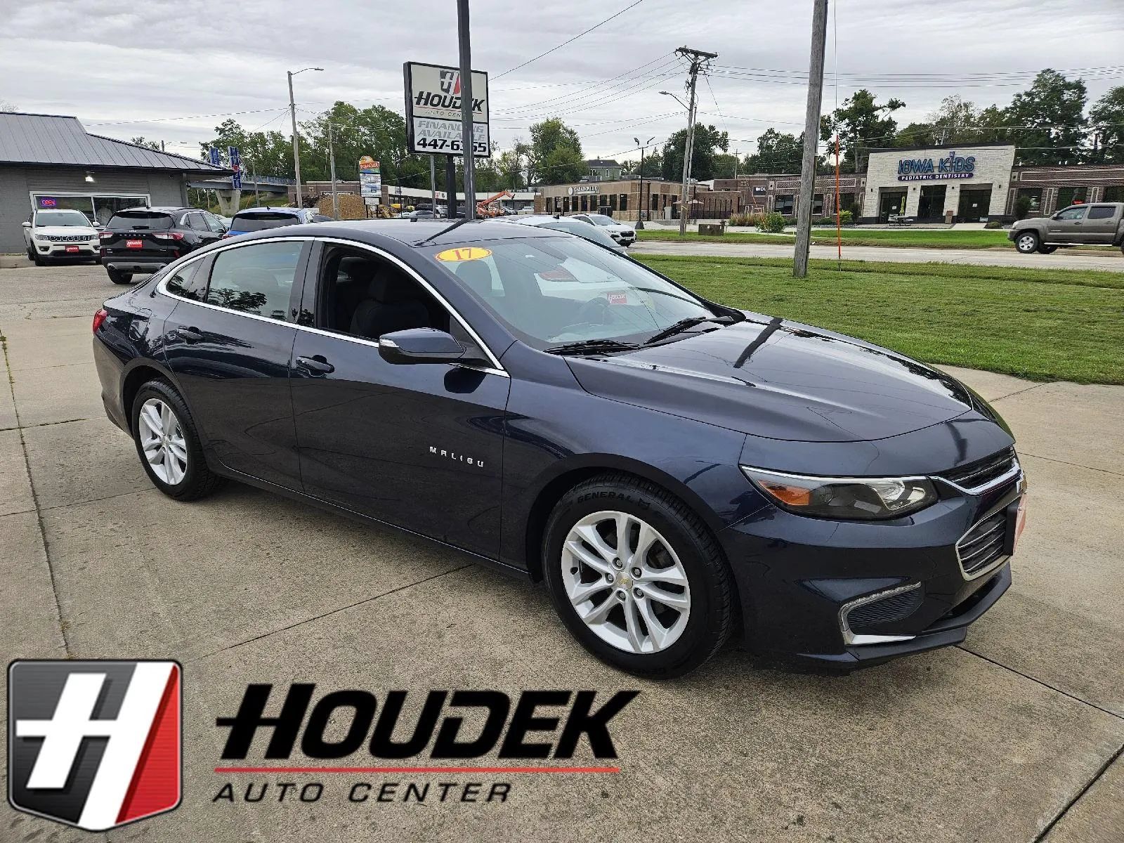 Used 2017 Chevrolet Malibu LT FWD image 1