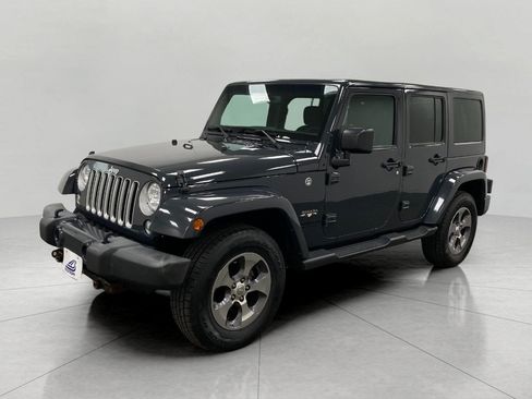 Used 2016 Jeep Wrangler Unlimited Sahara w/ Connectivity Group AWD/4WD image 35