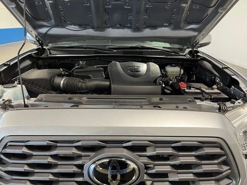 Used 2021 Toyota Tacoma TRD Off-Road w/ TRD Premium Off Road Package AWD/4WD image 9