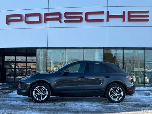 Certified 2023 Porsche Macan image 2