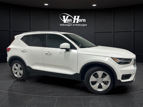 Used 2022 Volvo XC40 T5 Momentum AWD/4WD image 1