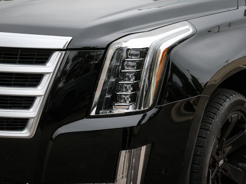 Used 2020 Cadillac Escalade 4WD image 6