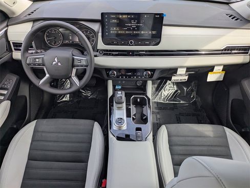 New 2025 Mitsubishi Outlander SE image 16
