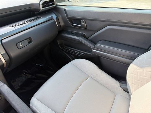 Used 2025 Toyota Tacoma SR5 w/ SR5 Upgrade Package AWD/4WD image 29