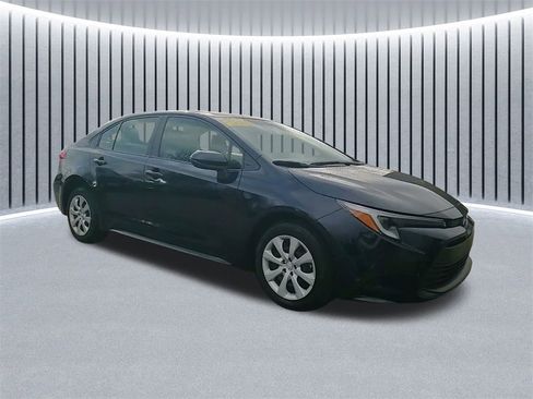 Used 2025 Toyota Corolla LE image 2