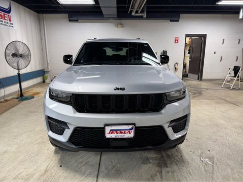 Certified 2024 Jeep Grand Cherokee Altitude image 2