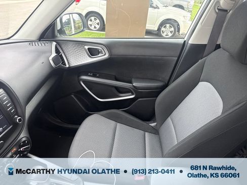 Used 2022 Kia Soul LX w/ Technology Package FWD image 4