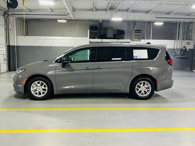 Used 2025 Chrysler Pacifica Select FWD image 16