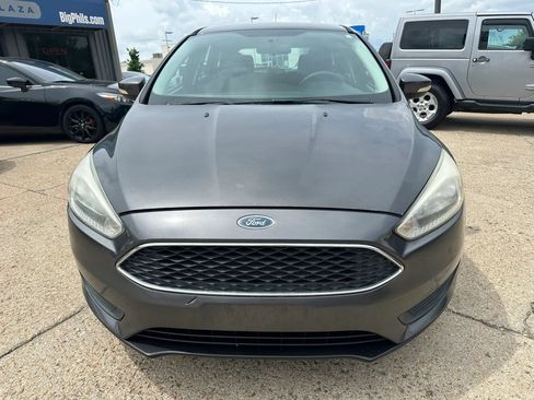 Used 2017 Ford Focus SE FWD image 2