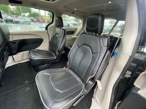 Used 2023 Chrysler Pacifica Limited image 25
