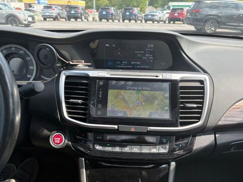 Used 2017 Honda Accord Touring image 8