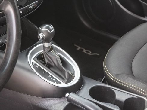 Used 2016 Kia Soul + image 19