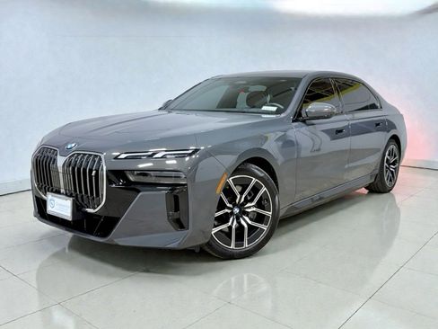 Used 2024 BMW i7 xDrive60 image 11