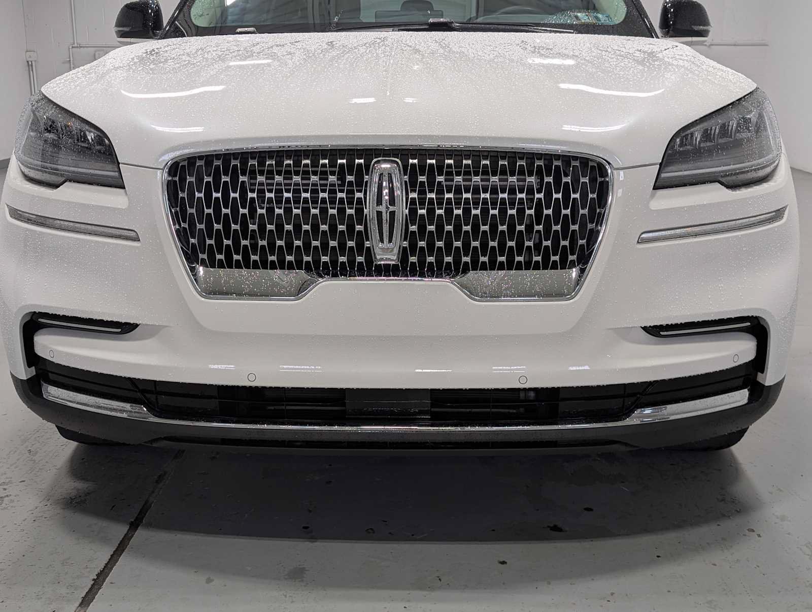 Used 2023 Lincoln Aviator AWD image 2