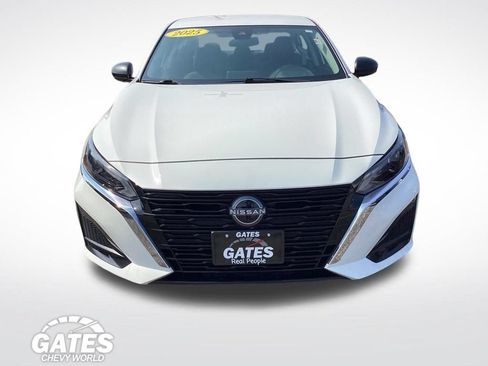 Used 2025 Nissan Altima 2.5 SV AWD/4WD image 2
