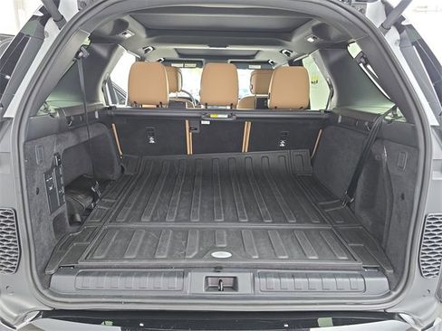 Used 2025 Land Rover Discovery Dynamic SE image 12