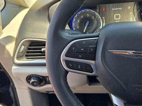 Used 2022 Chrysler Pacifica Touring-L FWD image 29