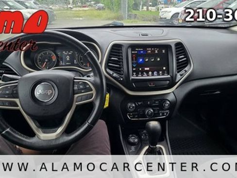Used 2017 Jeep Cherokee Latitude AWD/4WD image 38