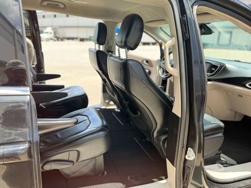 Used 2019 Chrysler Pacifica Touring-L FWD image 23