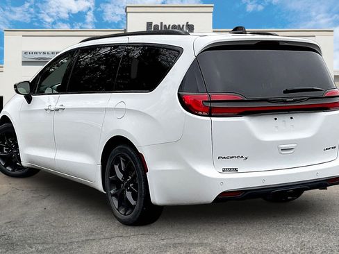 Used 2025 Chrysler Pacifica Limited w/ Trailer Tow Group FWD image 12