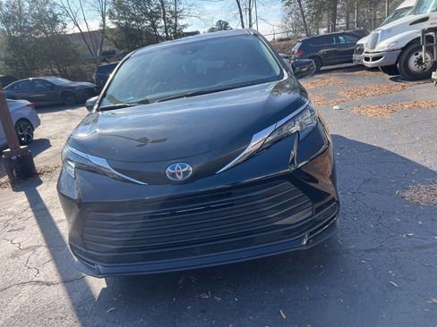 Used 2025 Toyota Sienna LE image 2