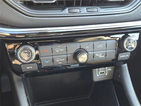 New 2026 Jeep Compass Latitude image 28