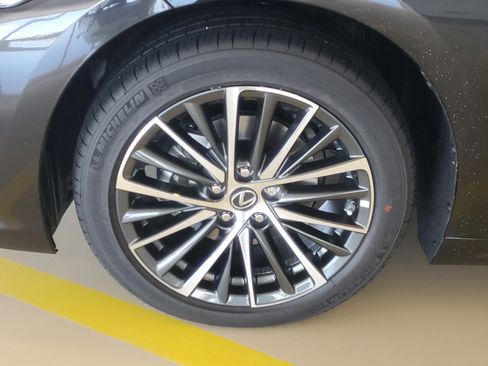 New 2025 Lexus ES 350 w/ Premium Package image 5