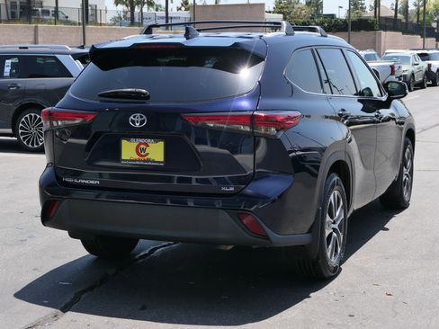 Used 2022 Toyota Highlander XLE FWD image 3