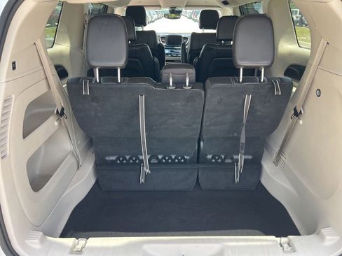 Used 2023 Chrysler Pacifica Touring-L FWD image 31
