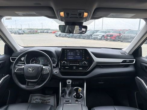 Used 2022 Toyota Highlander XLE AWD/4WD image 16