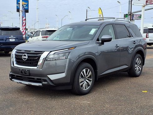 New 2025 Nissan Pathfinder SL image 3