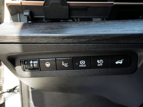 Used 2024 Nissan Ariya AWD image 16