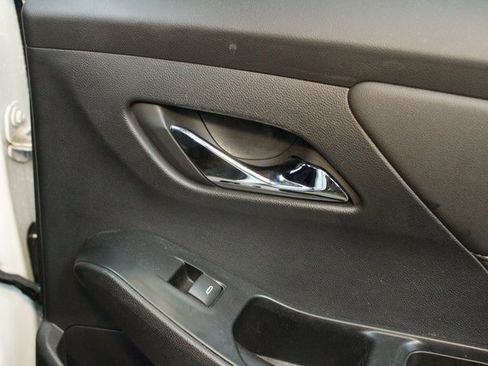 Used 2023 Chevrolet Traverse LT w/ Rear Camera Mirror Package image 12