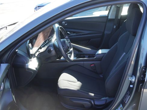 Used 2025 Hyundai Elantra SEL image 18