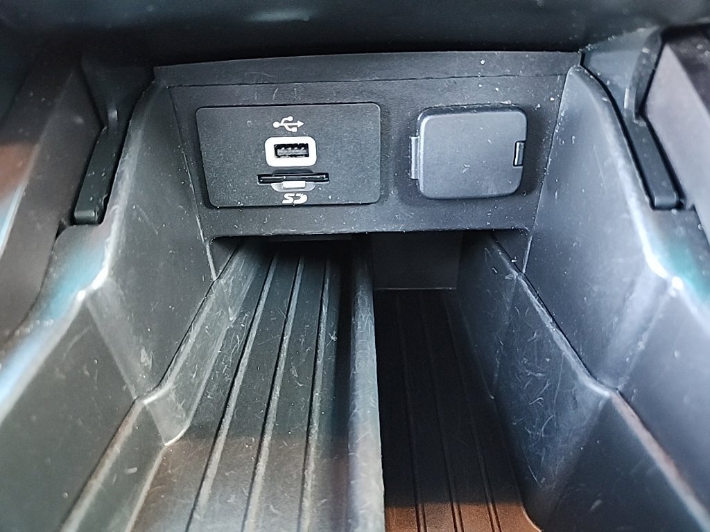 Used 2016 Ford Explorer XLT w/ Equipment Group 202A AWD/4WD image 23