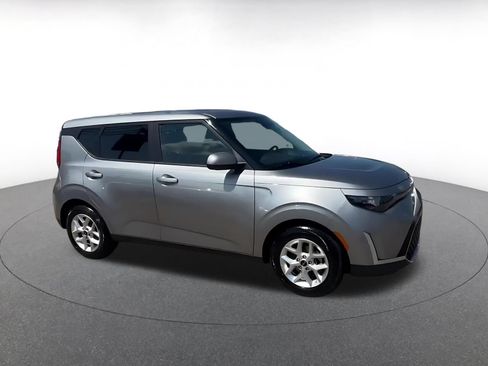 Used 2025 Kia Soul LX w/ LX Technology Package FWD image 2
