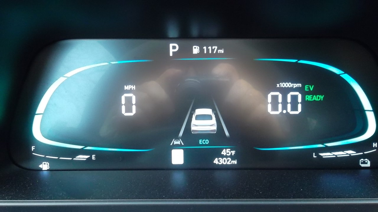 Used 2025 Hyundai Elantra Hybrid FWD image 7