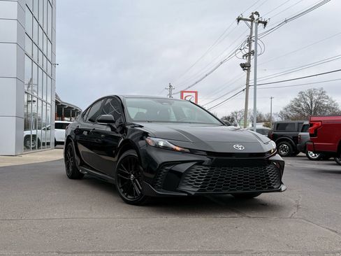 Used 2025 Toyota Camry SE image 1