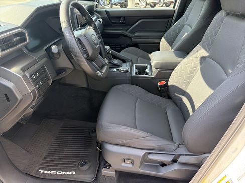 Certified 2025 Toyota Tacoma SR5 AWD/4WD image 18