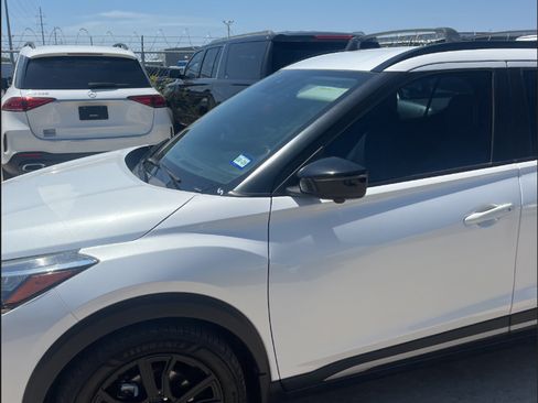 Used 2021 Nissan Kicks SR w/ SR Premium Package FWD image 3