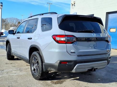 Used 2025 Honda Pilot TrailSport image 3
