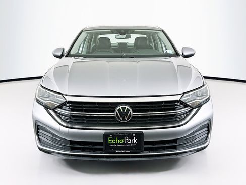 Used 2024 Volkswagen Jetta SE image 2