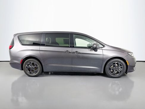 Used 2022 Chrysler Pacifica Touring-L w/ Uconnect Theater Family Group image 4
