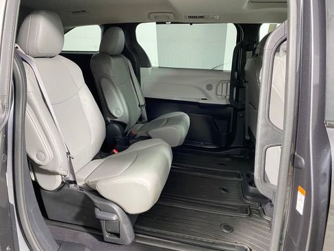 Used 2025 Toyota Sienna XLE w/ XLE Plus Package image 10