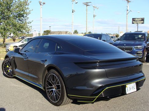 Used 2022 Porsche Taycan image 4