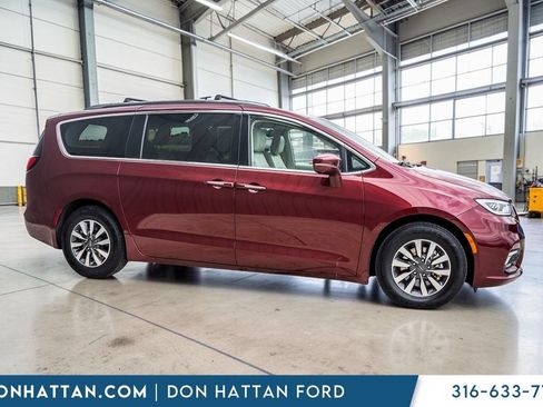 Used 2021 Chrysler Pacifica Touring-L FWD image 29