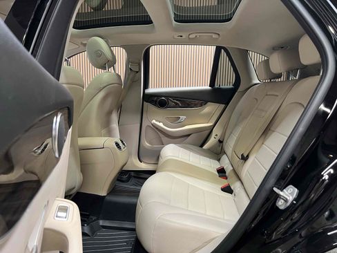 Used 2018 Mercedes-Benz GLC 300 4MATIC image 5